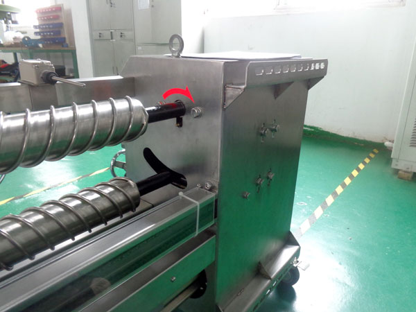 Box type central straightening machine